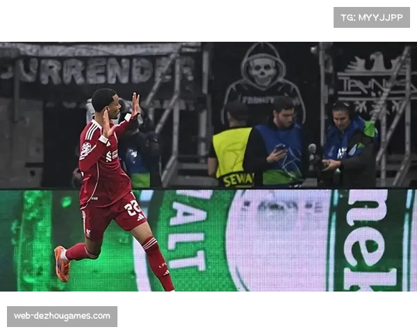 角球攻防中，范戴克力压对方后卫头槌破门瞬间